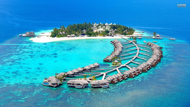 resort cercado por um corpo de água durante o dia, ilha, mar, praia, HD papel de parede