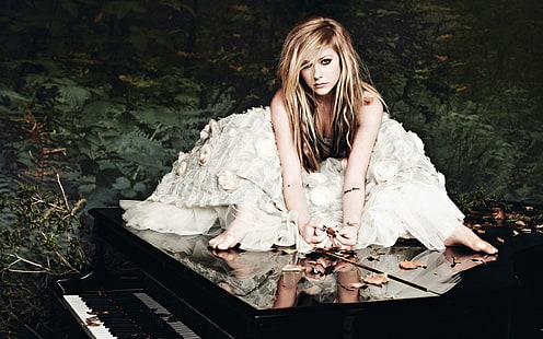Avril Lavigne, ragazza, vestito, foresta, piano, Avril Lavigne, ragazza, vestito, foresta, piano, Sfondo HD HD wallpaper