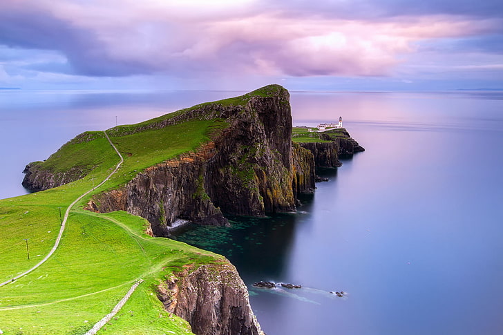 zielona góra blisko morza pod zachmurzonym niebem w ciągu dnia, latarnia morska, Szkocja, na skraju, Isle of Skye, Neist point, archipelag Hebrydów Wewnętrznych, Tapety HD