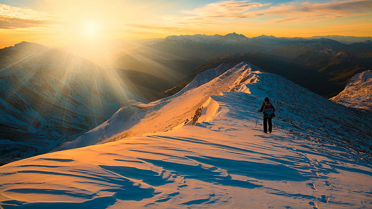 neige, randonnée, randonnée, hiver, montagne, alpiniste, lumière du soleil, soleil, soleil, ciel, paysage de monte, crête, Fond d'écran HD