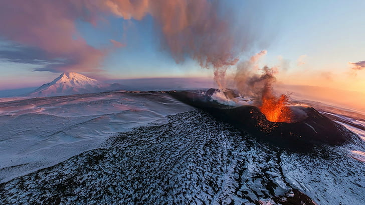 volcán, montañas, invierno, nieve, lava, nubes, naturaleza, paisaje, erupción, Kamchatka, Rusia, puesta de sol, vista aérea, humo, Fondo de pantalla HD