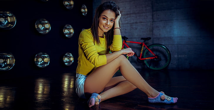 women, sitting, smiling, on the floor, brunette, bicycle, jean shorts, socks, HD wallpaper