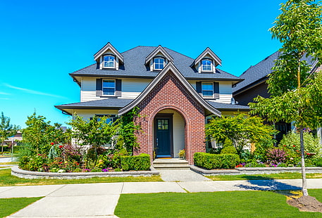 коричнево-серый бетонный дом, зелень, небо, трава, солнце, цветы, дизайн, дом, газон, синий, тротуар, особняк, кусты, HD обои HD wallpaper