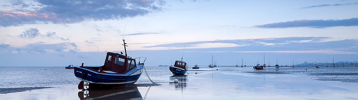 سفينة زرقاء وحمراء على تصوير مائي ، منظر طبيعي ، بحر ، قارب ، عرض متعدد، خلفية HD