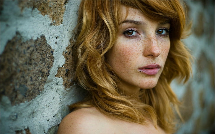 النمش وجه فيكا kerekes المرأة أحمر الشعر عيون بنية الجدران عارية أكتاف الممثلة، خلفية HD