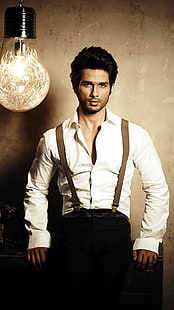 Шахид Капур с лампочкой, мужская белая рубашка с длинными рукавами, знаменитости, Шахид Капур, Болливуд, актер, HD обои HD wallpaper