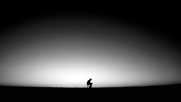 Darstellung der Person sitzt auf dem Stuhl, allein, verlassen, Minimalismus, Himmel, monochrom, HD-Hintergrundbild