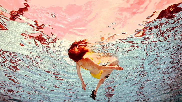 жена в жълта рокля плуване, жени, вода, под вода, високи токчета, червенокоса, бикини, HD тапет