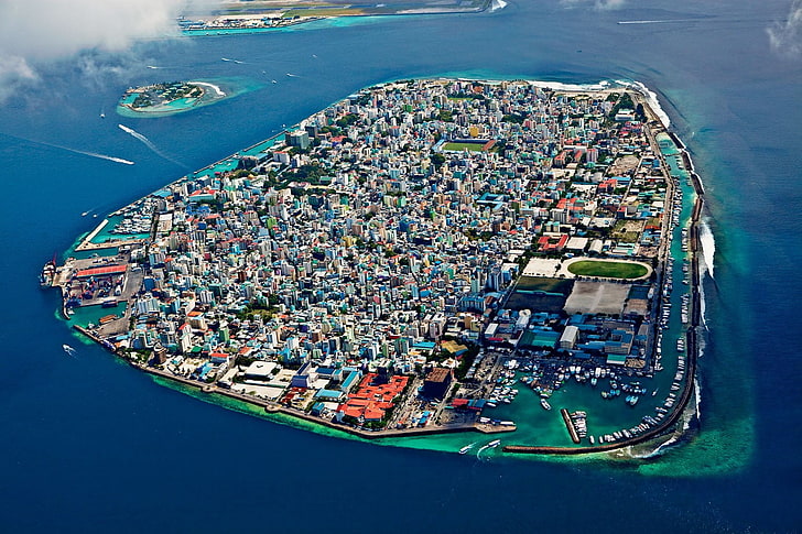 vista aérea del paisaje de la ciudad, arquitectura, urbano, ciudad, pueblo, Maldivas, isla, vista aérea, mar, barco, barco, tejados, nubes, casa, bahía, puerto, estadio, Fondo de pantalla HD