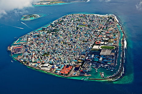 vue aérienne de paysage de ville, architecture, urbain, ville, ville, Maldives, île, vue aérienne, mer, bateau, bateau, toits, nuages, maison, baie, port, stade, Fond d'écran HD HD wallpaper
