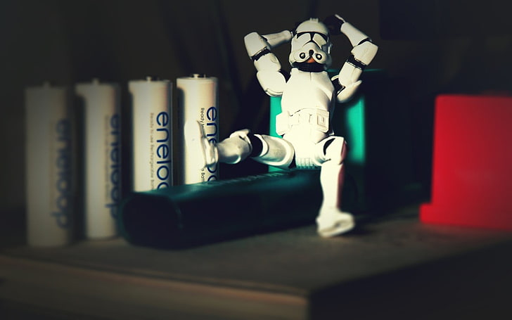 Екшън фигура Star Wars Clonetrooper върху черно устройство, Star Wars, хумор, играчки, батерия, HD тапет