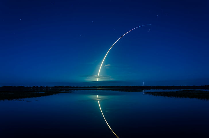 ภาพถ่ายทิวทัศน์ของน้ำในช่วงเวลากลางคืนจรวด Falcon 9, SpaceX, Cape Canaveral, 4K, วอลล์เปเปอร์ HD