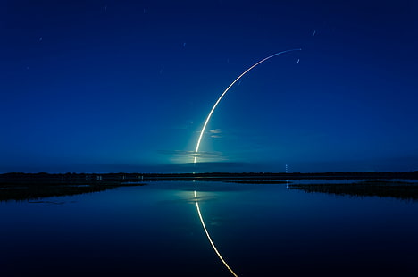 foto di paesaggio corpo d'acqua durante la notte, razzo Falcon 9, SpaceX, Cape Canaveral, 4K, Sfondo HD HD wallpaper