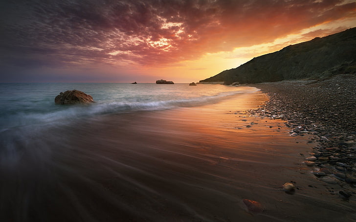 bord de mer à l'heure d'or, Chypre, nature, mer, eau, coucher de soleil, nuages, plage, pierre, pierres, longue exposition, Fond d'écran HD
