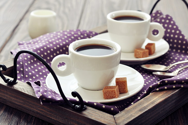 две бели керамични чаени чаши с чинии, кубчета, кафе, закуска, мляко, чаша, захар, салфетка, поднос, лъжица, HD тапет
