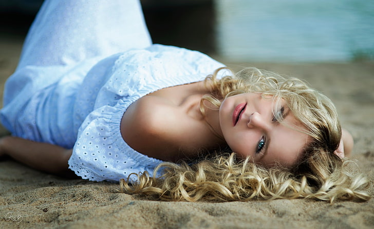 curly hair, women outdoors, blue eyes, lying down, women, blonde, beach, dress, white dress, sand, HD wallpaper