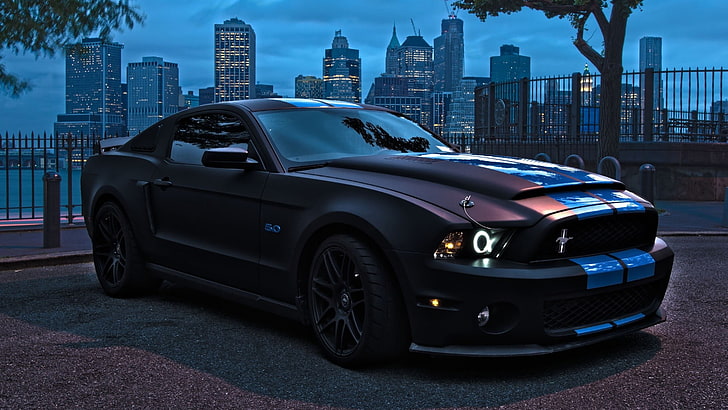 черный купе, синий и бордовый Ford Mustang coupe на дороге в ночное время, автомобиль, Ford Mustang, голубой, черные автомобили, вечер, городской пейзаж, цифровое искусство, 3D, HD обои