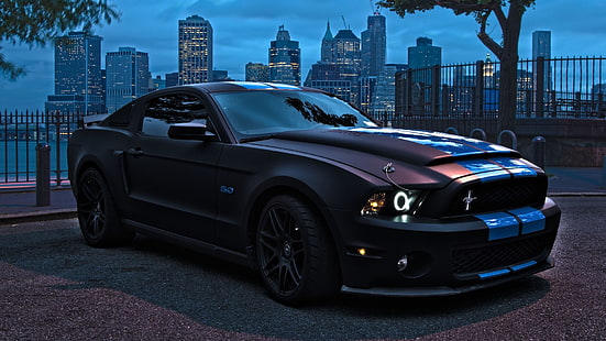 черный купе, синий и бордовый Ford Mustang coupe на дороге в ночное время, автомобиль, Ford Mustang, голубой, черные автомобили, вечер, городской пейзаж, цифровое искусство, 3D, HD обои HD wallpaper