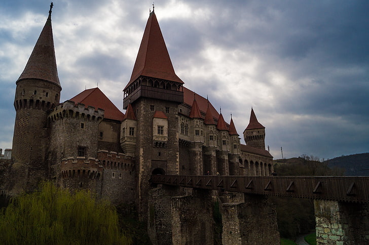 brązowy betonowy zamek, Corvin, zamek, Rumunia, krajobraz, architektura, niebo, Transylwania, Hunyadi, Tapety HD