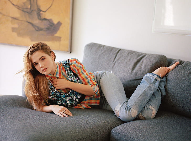 Zoey Deutch, wanita, aktris, jeans, robek jeans, kaki, bertelanjang kaki, berbaring, wanita di dalam ruangan, di dalam ruangan, Wallpaper HD