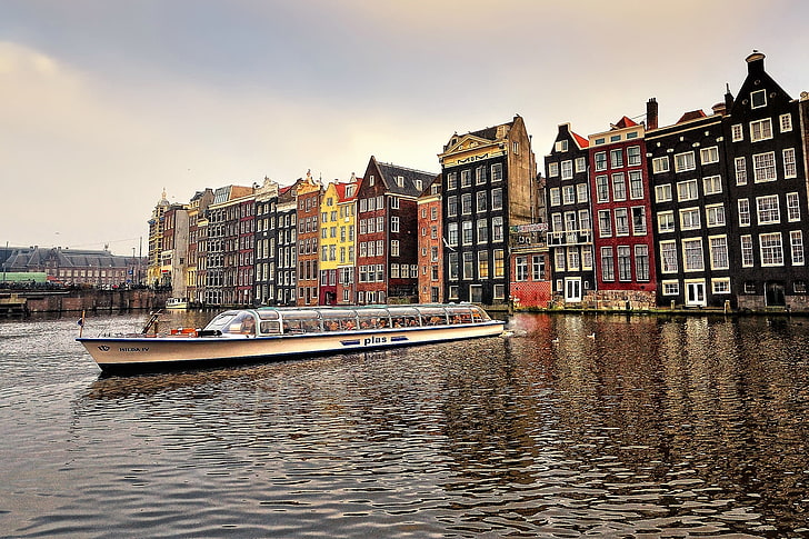 白いボート、アムステルダム、首都、オランダ、川、建物、都市、 HDデスクトップの壁紙