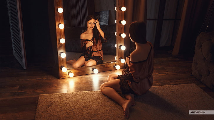 Anton Artyushin, wanita, model, berambut cokelat, jubah mandi, bahu telanjang, bola lampu, cermin, pantulan, karpet, di lantai, duduk, wanita di dalam ruangan, Wallpaper HD