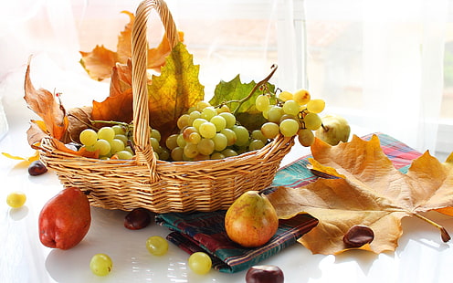 owalny brązowy kosz wiklinowy i zielone winogrona, owoce, winogrona, gruszki, żywność, liście, kosze, Tapety HD HD wallpaper