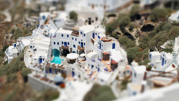 Maisons sur montagne miniature, modèle de bâtiment blanc et bleu, tilt shift, Santorin, Grèce, Fond d'écran HD