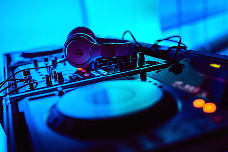 controlador de DJ negro, dj, auriculares, instalación, electrónica, equipo, música, sonido, Fondo de pantalla HD HD wallpaper