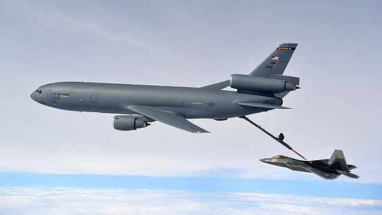 McDonnell Douglas KC-10 Extender ، F-22 Raptor ، طائرة عسكرية ، طائرة ، مقاتلة نفاثة ، سلاح الجو الأمريكي ، التزود بالوقود في الجو، خلفية HD HD wallpaper