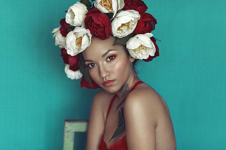Models, Model, Brown Eyes, Flower, Girl, Red Flower, White Flower, Woman, Wreath, HD wallpaper