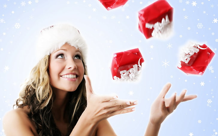 Vier rote Geschenkboxen, Mädchen, Lächeln, Stimmung, Urlaub, Neujahr, Geschenke, Jonglieren, HD-Hintergrundbild