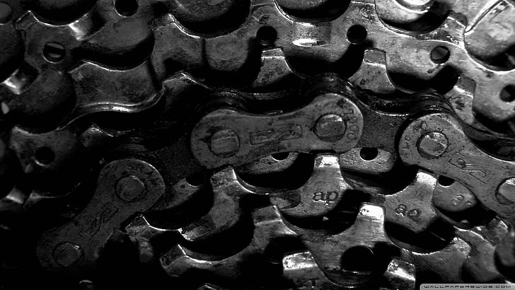 pignone bici grigio, catena in acciaio grigio, bianco e nero, sfondo nero, catene, bicicletta, catena bicicletta, primo piano, macro, ingranaggi, macchina, sporcizia, Sfondo HD