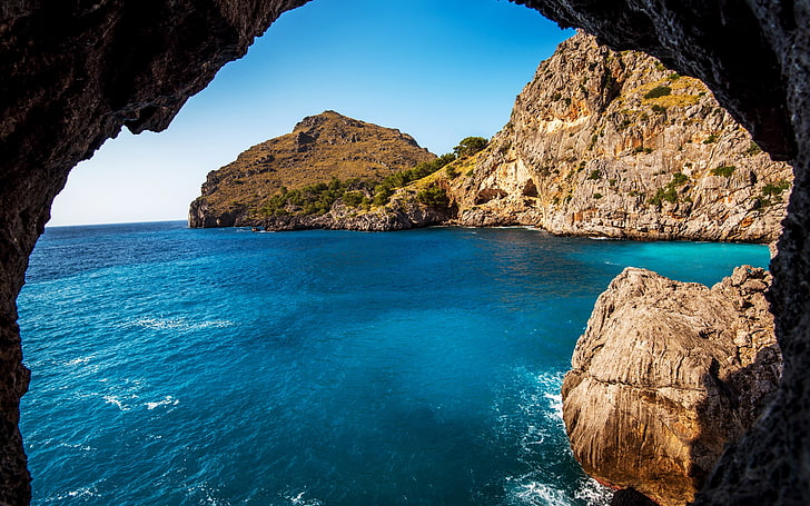 formação rochosa marrom e corpo de água, praia, mar, rocha, azul, verde, árvores, céu, HD papel de parede