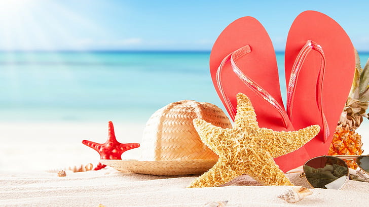 Море, пясък, плаж, дамски розови гумени джапанки с авиаторски слънчеви очила и тъкана слънчева шапка, плаж, пясък, слънчеви очила, шапка, морски звезди, морски раковини, море, шисти, ананас, HD тапет