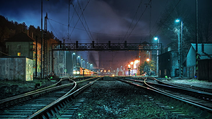 серый поезд рельс, поезд рельсы фото в ночное время, HDR, фотография, железная дорога, огни, поезд, вокзал, ночь, HD обои