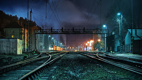 rel kereta abu-abu, rel kereta foto pada malam hari, HDR, fotografi, rel, lampu, kereta, stasiun kereta api, malam, Wallpaper HD HD wallpaper