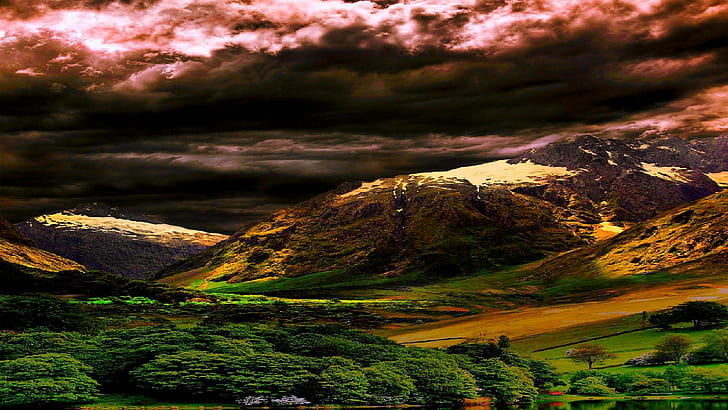谷高原の平均空、緑の森。茶色の山;赤い雲、森、谷、嵐、山、雲、自然と風景、 HDデスクトップの壁紙