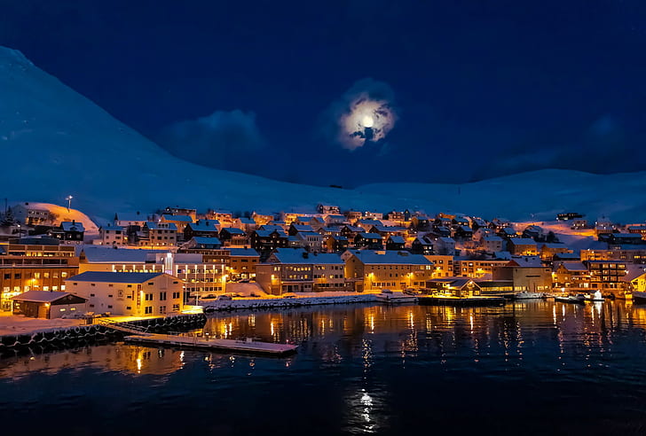Kota musim dingin di malam hari, Malam, bulan, gunung, salju, musim dingin, rumah, Danau, Wallpaper HD