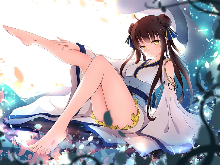 anime girl, długie nogi, uśmieszek, siedzenie, liście, tradycyjny strój, Anime, Tapety HD