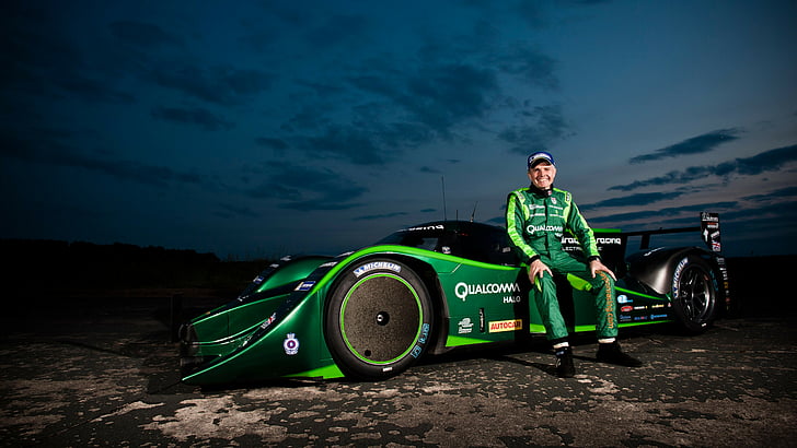 мъж, облечен в зелен състезателен костюм, седнал на дигитален тапет на спортна кола, Drayson Racing B12 / 69, най-бързите електрически автомобили, състезател, спортни коли, електрически автомобили, зелен, HD тапет