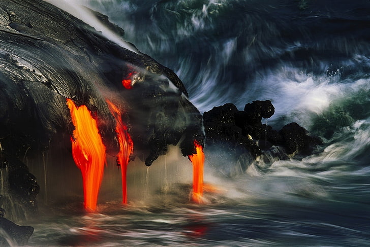 الحمم التي تتدفق على جسم الماء.، الحمم البركانية.، البركان، البحر، هاواي، خلفية HD