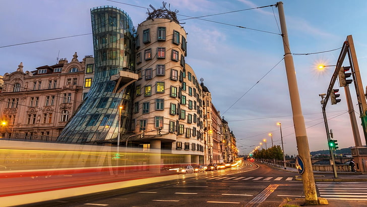 bâtiment à plusieurs étages beige, architecture, bâtiment, ville, Prague, République tchèque, rue, route, vieil immeuble, feux de circulation, sentiers de lumière, éclairage public, nuages, moderne, danse, voiture, capitale, Frank Gehry, Fond d'écran HD