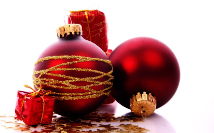 dos bolas de color rojo y dorado, Año Nuevo, nieve, adornos navideños, regalos, Fondo de pantalla HD