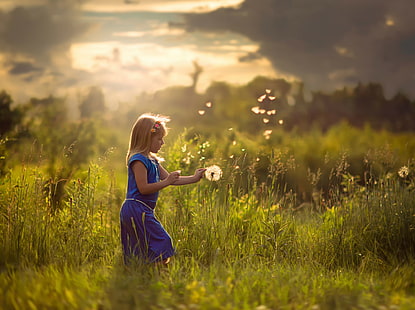 فتاة صغيرة في حقل الصيف ، فتاة ، حقل ، صيف ، شمس، خلفية HD HD wallpaper