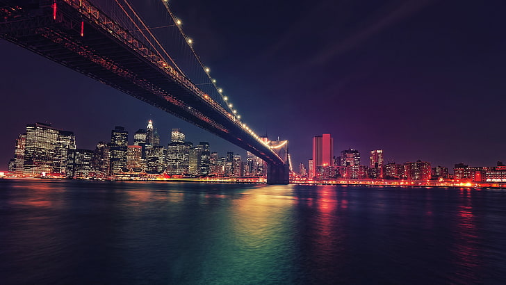коричневый мост и бетонные здания иллюстрации, черный мост возле городского пейзажа в ночное время, нью-йорк, городской пейзаж, сша, ночь, бруклинский мост, пейзаж, неон, HD обои