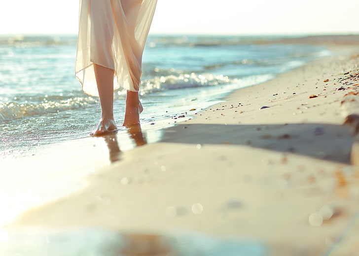 женское белое платье миди, пляж, босиком, прозрачная одежда, HD обои