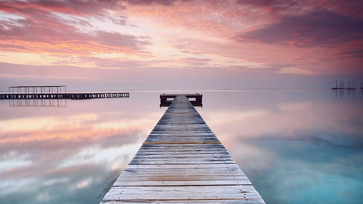 grå träbrygga som leder till floden, Spanien, 5k, 4k tapeter, rosa, himmel, moln, hav, bro, reflektion, HD tapet