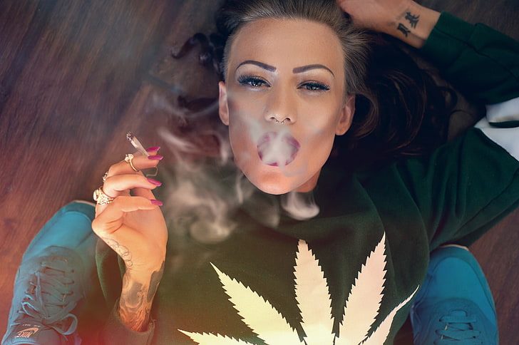 chemise femme noir et blanc à col rond et manches longues, femmes, fumer, visage, portrait, bouche ouverte, cannabis, Fond d'écran HD