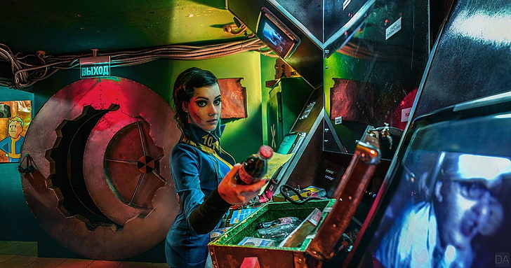 mujer sostiene pintura de botella de Coca-Cola, Fallout 4, vault tec, Vault 101, videojuegos, cosplay, mujeres, Fondo de pantalla HD